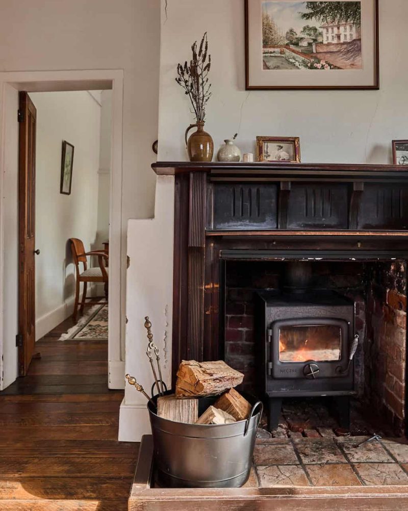 gardeners-fireplace-C9Pp81Ha